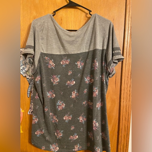 Selling a top from Maurices! - Picture 2 of 3
